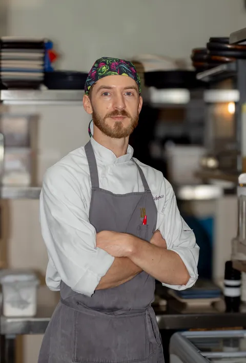 Alexandro, del equipo de cocina de Dársena