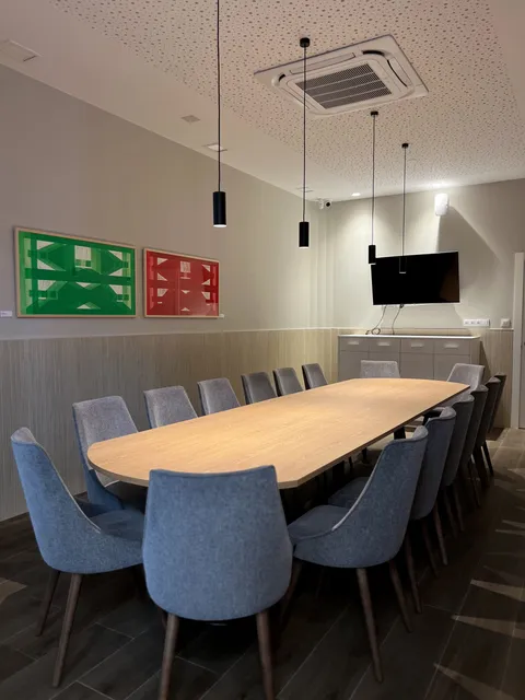 Camarote Babor: Zona interior privada y climatizada, con pantalla para proyectar.