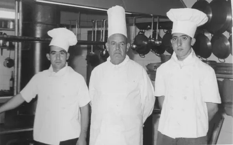 José López, jefe de cocina en 1961, con su equipo en la cocina del Náutico