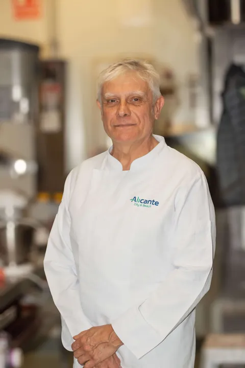 Un cocinero del equipo de Dársena