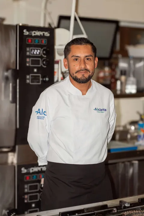 Un cocinero del equipo de Dársena
