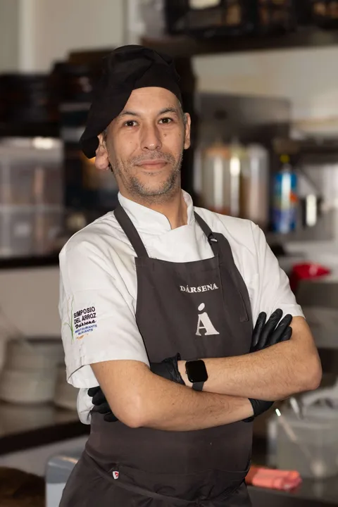 Un cocinero del equipo de Dársena