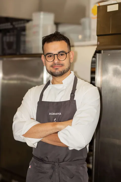 Un cocinero del equipo de Dársena