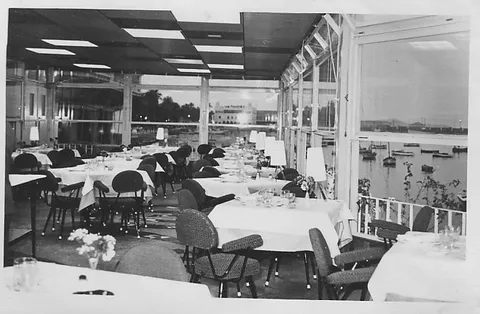 El comedor del Náutico en 1961, con las mesas puestas frente a la cristalera del puerto