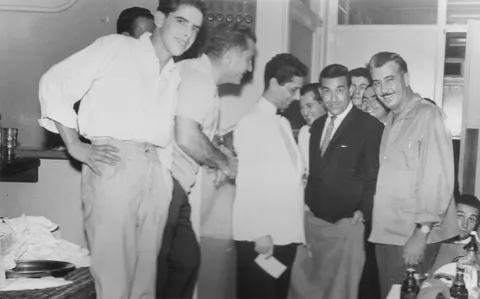 Antonio Pérez Molina con Luis Mariano, Chimo Cabrera y empleados del restaurante