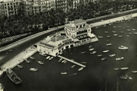 El Restaurante Náutico sobre el muelle del puerto de Alicante en los años sesenta, visto desde arriba