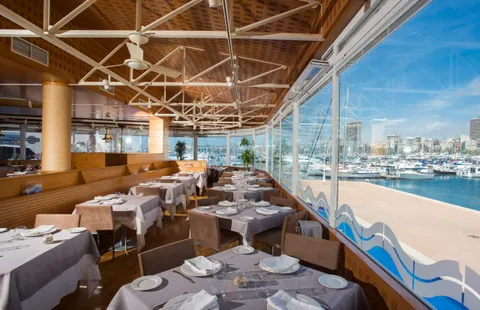 Las mesas del comedor, con el puerto detrás