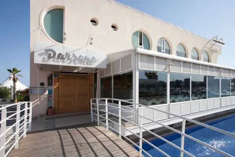 La casa de Dársena en el Muelle de Levante, con la cubierta blanca de barco