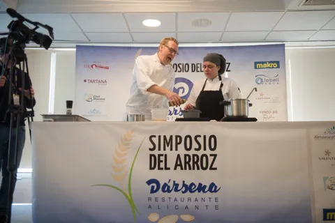 Dos cocineros preparando un arroz en directo en el Simposio del Arroz